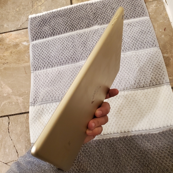 Apple iPad 5th Generation 32GB WiFi - Picture 8 of 8